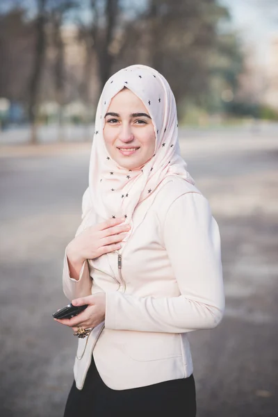 Mujer musulmana con Smartphone —  Fotos de Stock