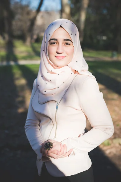 Muzułmanka w parku — Zdjęcie stockowe