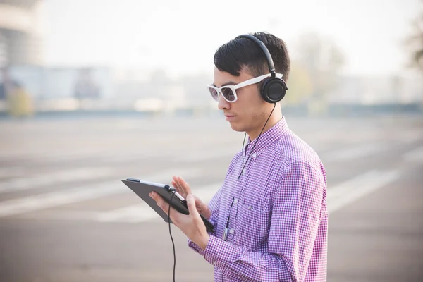 Loco divertido hombre escuchar música — Foto de Stock