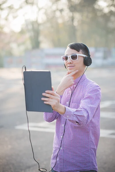 Gek grappig man luisteren muziek — Stockfoto