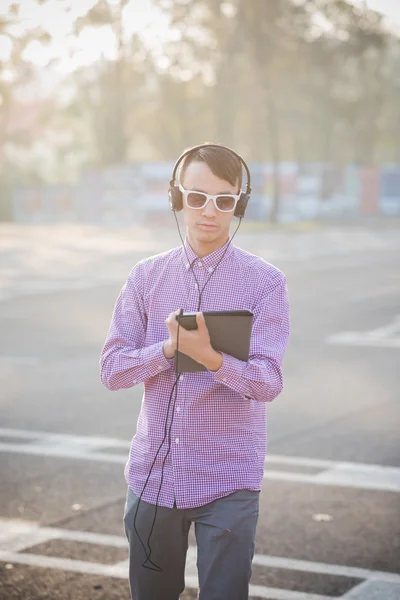 Louco engraçado homem ouvir música — Fotografia de Stock