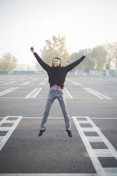 Grappige Aziatische man luisteren muziek — Stockfoto