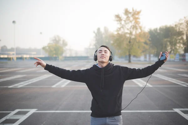 Divertido asiático hombre escuchar música — Foto de Stock