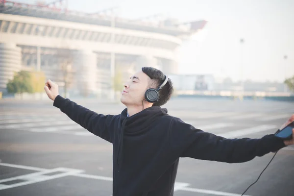 Divertido asiático hombre escuchar música — Foto de Stock