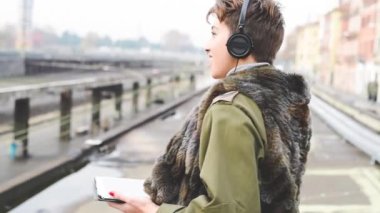 hipster kadın müzik dinleme