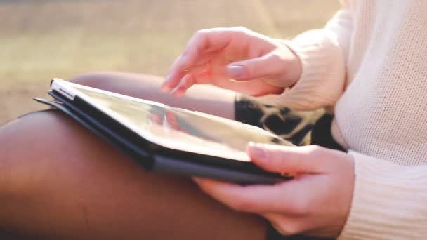 Женские руки с планшетом — стоковое видео