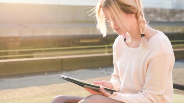 Mulher bonita usando tablet — Vídeo de Stock