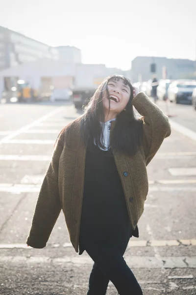 Mujer hipster asiático en la ciudad — Foto de Stock