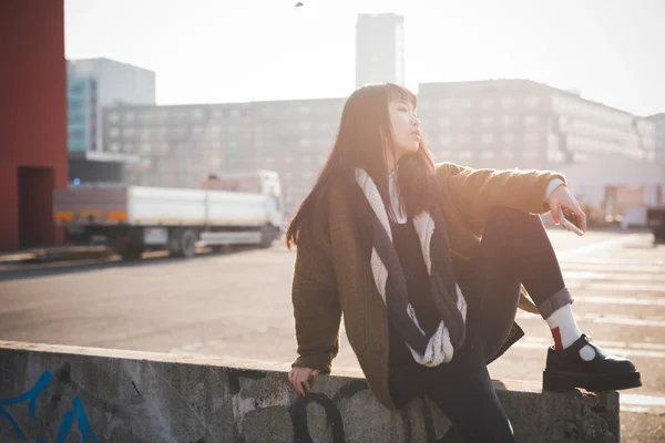 Şehirde Asya hipster kadın — Stok fotoğraf