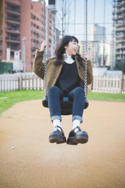 Asya hipster kadın salıncak üzerinde