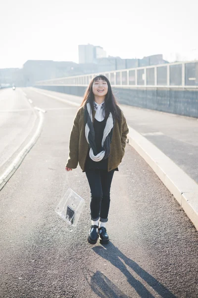 Ásia hipster mulher no cidade — Fotografia de Stock