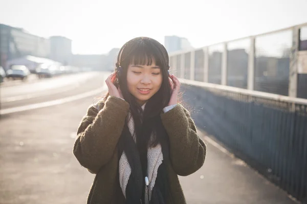 Aziatische hipster vrouw luisteren muziek — Stockfoto