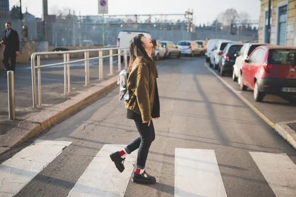 Mujer hipster asiático en la ciudad — Foto de Stock