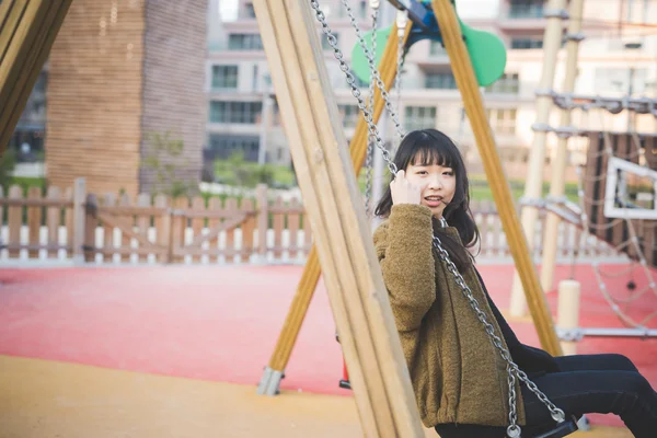 Asiatique hipster femme sur swing — Photo