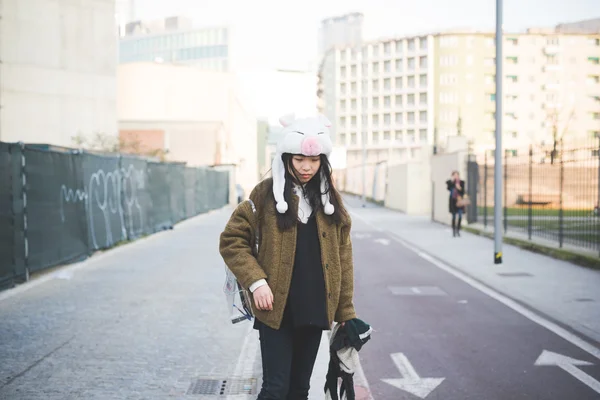 Asiatiska hipster kvinna i rolig hatt — Stockfoto