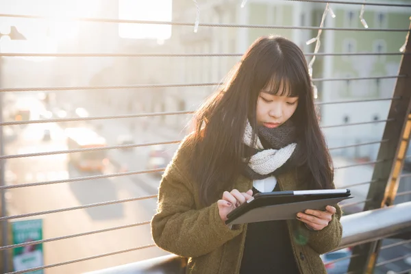 Asya hipster kadın tablet kullanma — Stok fotoğraf