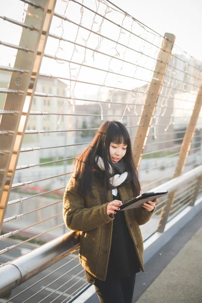 Mujer hipster asiática usando tableta — Foto de Stock