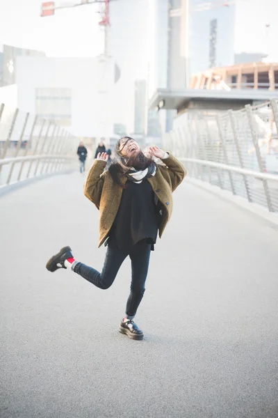 Junge schöne asiatische Hipster-Frau — Stockfoto