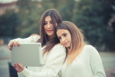 iki kız tablet kullanma