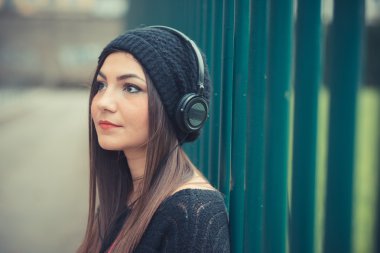 güzel kız müzik dinleme