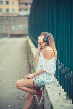 Müzik dinleyen genç kız.