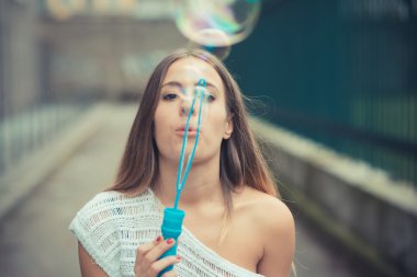 genç kız üfleme kabarcıklar