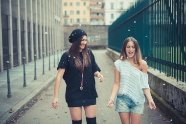 Şehirde iki genç kızlar