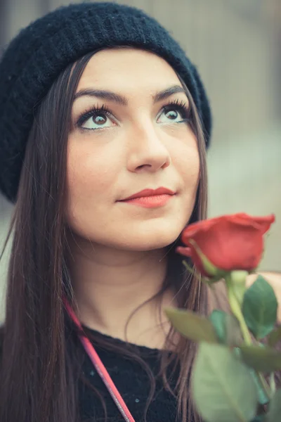 Brunette meisje met roos — Stockfoto