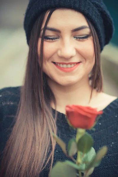 Menina morena com rosa — Fotografia de Stock