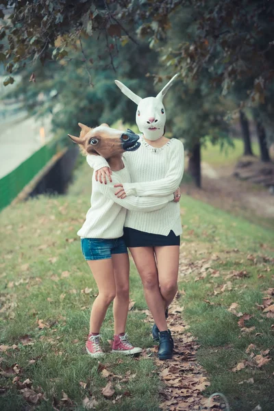 Dziewczyny w masce konia i królik — Zdjęcie stockowe