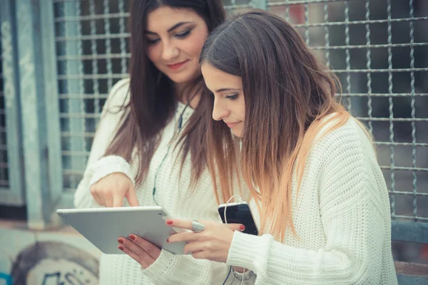 Две девушки с помощью планшета — стоковое фото