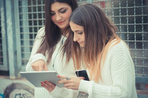 Dwie dziewczyny przy użyciu komputera typu tablet — Zdjęcie stockowe