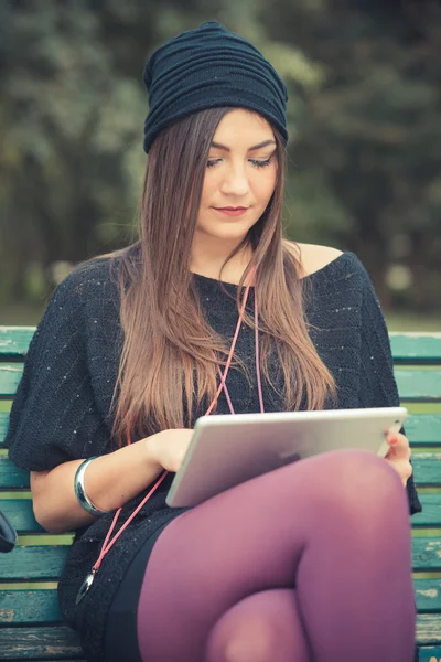 Piękna dziewczyna za pomocą tabletu — Zdjęcie stockowe