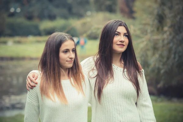 Hermoso en las niñas otoño — Foto de Stock