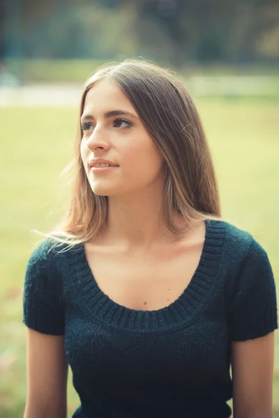 Hermosa mujer en otoño —  Fotos de Stock