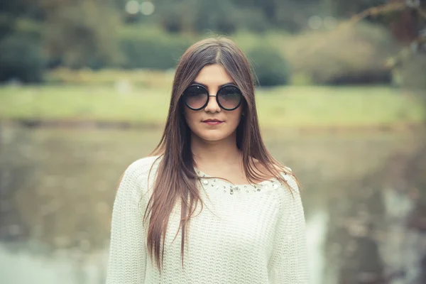 Mooi meisje in het park — Stockfoto