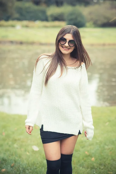 Beautiful  girl in park — Stock Photo, Image