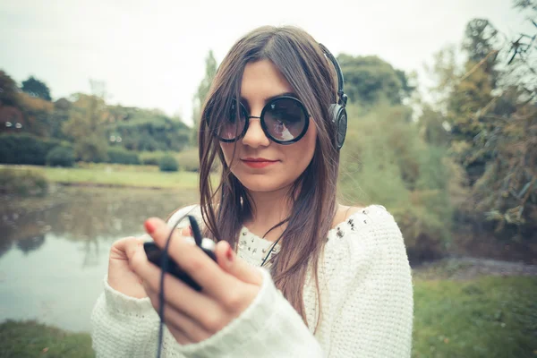 Bella ragazza ascoltare musica — Foto Stock