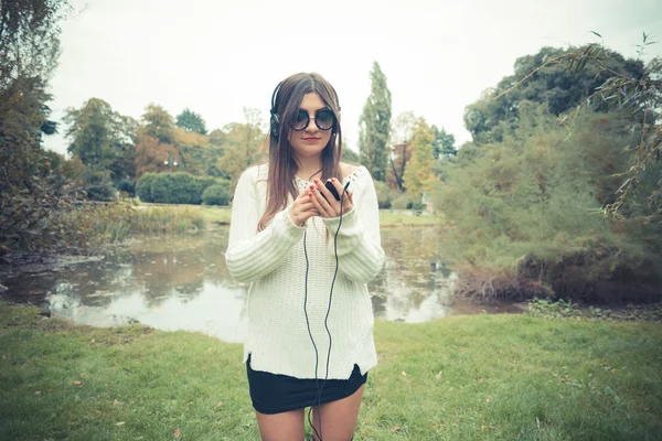 Gyönyörű lány hallgat zenét — Stock Fotó