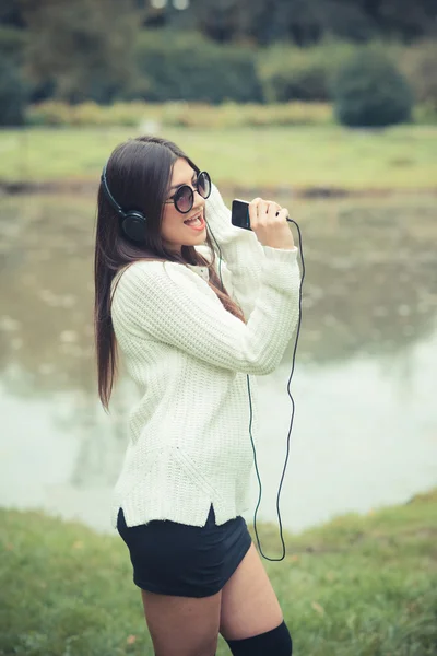 Hermosa chica escuchando música —  Fotos de Stock