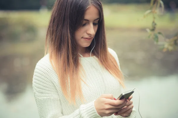 Chica joven escuchando música — Foto de Stock