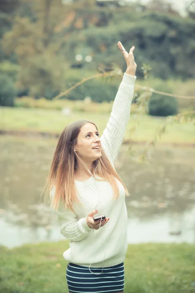 Ung flicka lyssna musik — Stockfoto