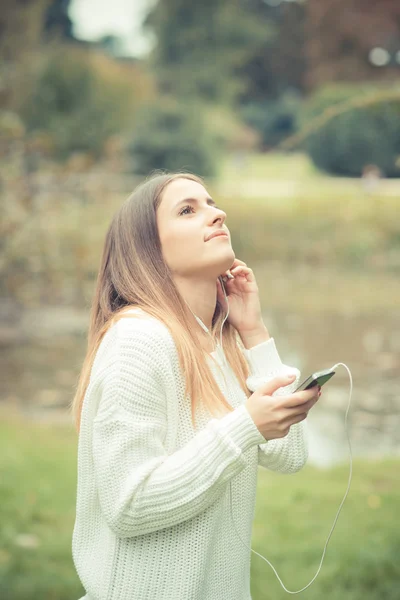 Mladá dívka poslech hudba — Stock fotografie