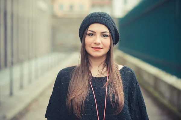 Belle fille en plein air — Photo