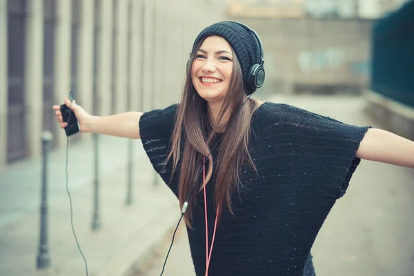 Schönes Mädchen hört Musik — Stockfoto