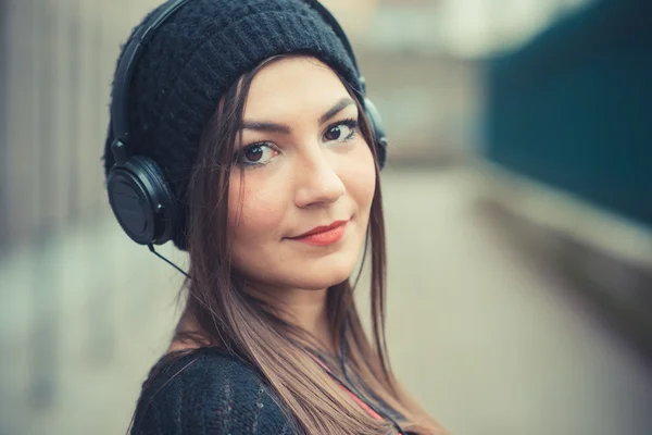 Hermosa chica escuchando música —  Fotos de Stock