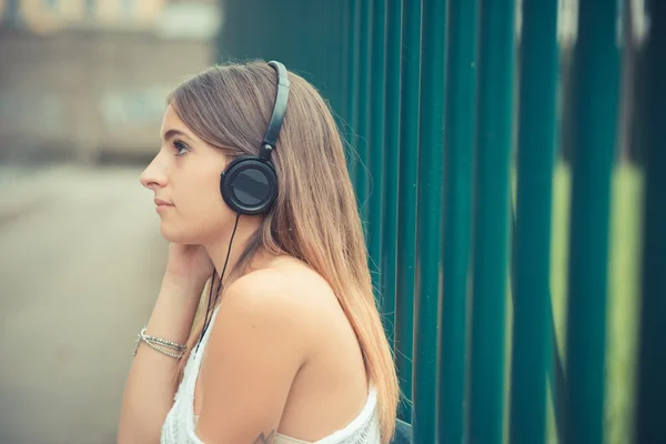 Menina escutando música — Fotografia de Stock