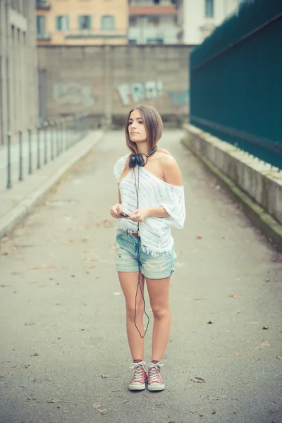 Chica joven escuchando música —  Fotos de Stock