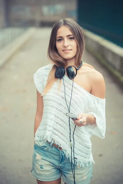 Jeune fille écouter de la musique — Photo