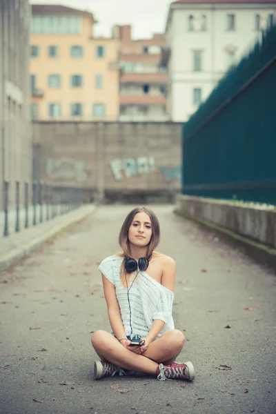 Chica joven escuchando música — Foto de Stock
